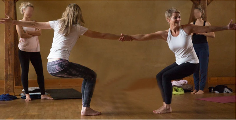 Partnerübung im Yoga - Utkatasana