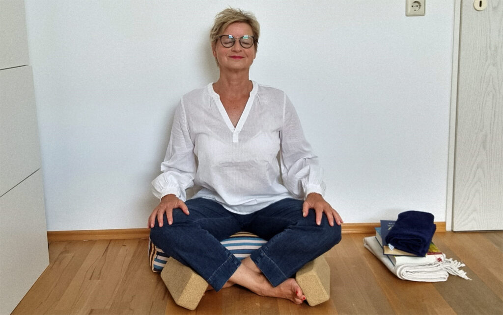 Meditationshaltung im Sitzen - Schneidersitz mit Hilfsmitteln